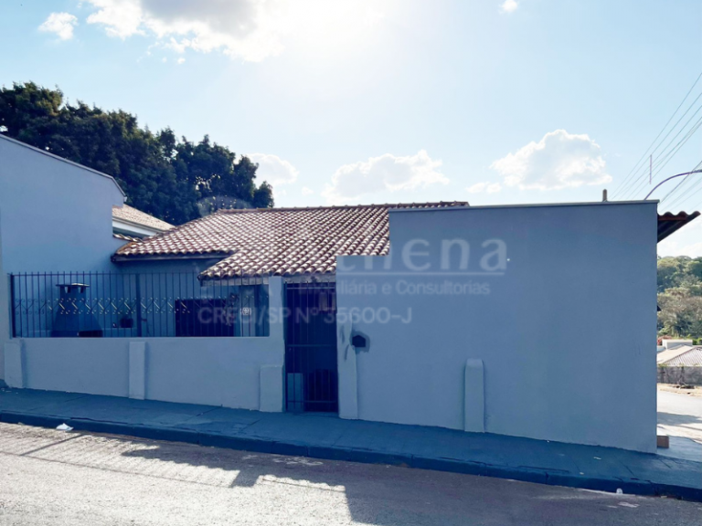 Casa – Bairro: Centro – Altinópolis/SP